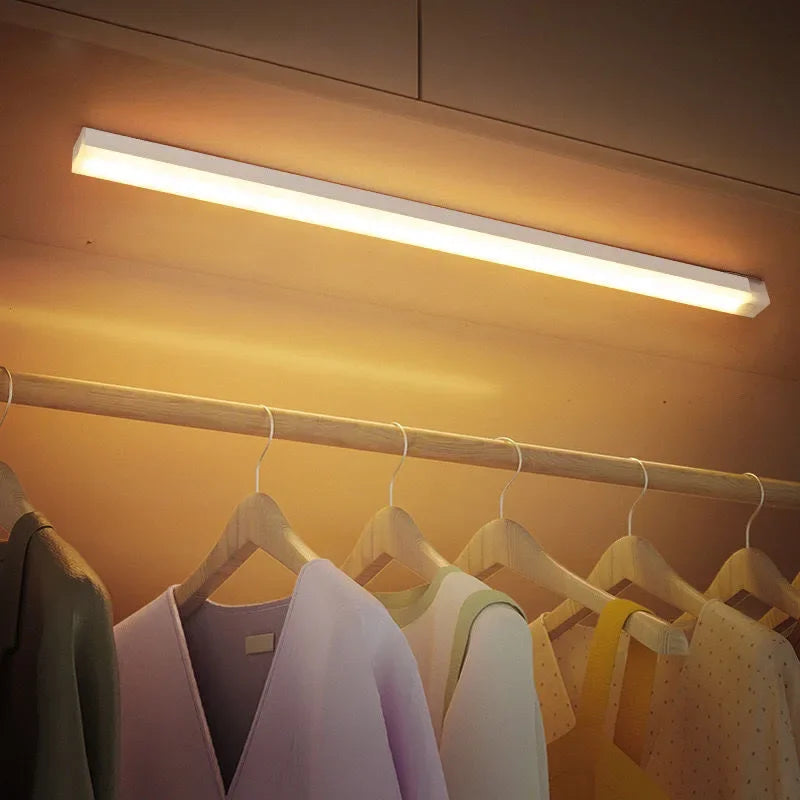 Luz nocturna LED con sensor de movimiento inalámbrico Lámpara recargable USB-C para armario, armario, cocina, escaleras, armario, luz de fondo de la habitación